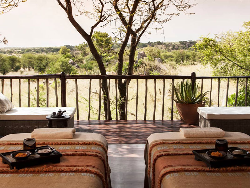 Outside-Four-seasn-lodge