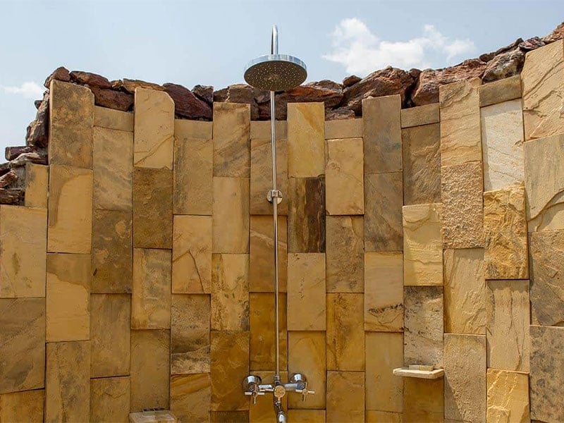 Outside-shower-at-Kubukubu-lodge